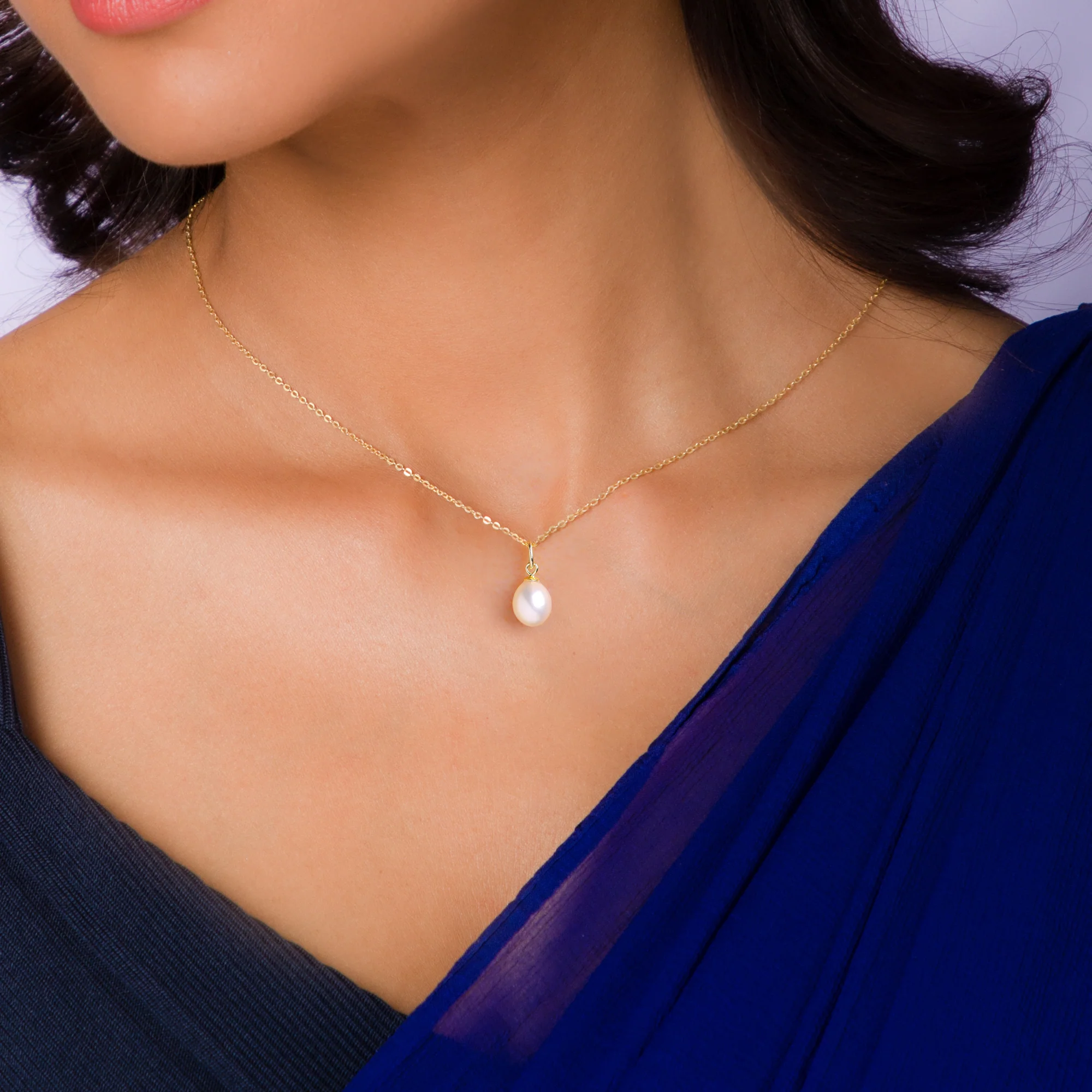 Golden Minimal Pearl Pendant with Link Chain - Image 3
