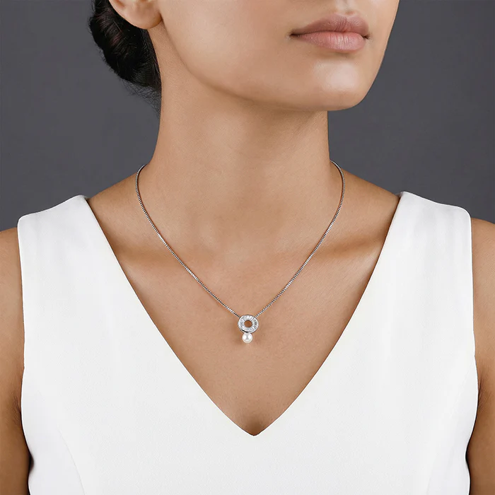 Silver Lizzie Pearl Necklace - Image 3